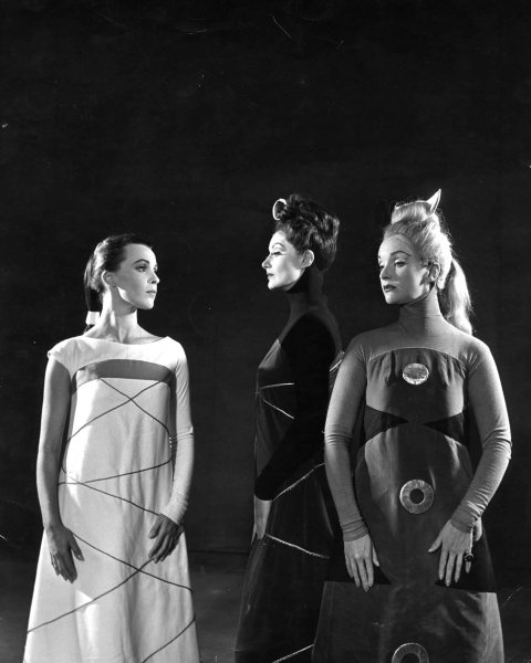 Production image showing King Lear’s daughters, with costume design by Isamu Noguchi. © Angus McBean, RSC