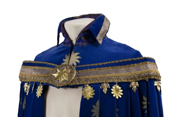 Close-up of the ‘gold’ leaves that decorate the cloak