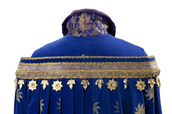 Detail of the back of the collar