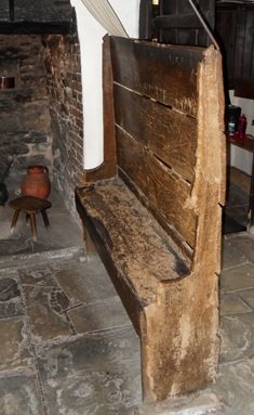 The "courting settle" at Anne Hathaway's Cottage