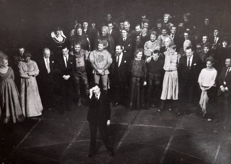 6) “These are Wars of the Roses without thorns or tears”_ The last night of The Wars of the Roses featuring Peter Hall (centre front) (RSC_PR_3_1_1964_WAF2).jpg