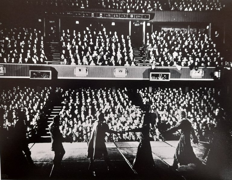 7) Curtain call for Edward IV, 1963 (RSC_PR_3_1_1963_ED41).jpg