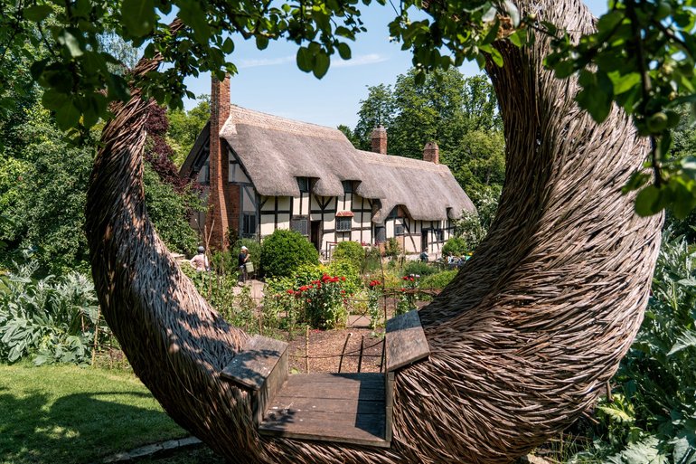 Anne Hathaway's Cottage moon seat
