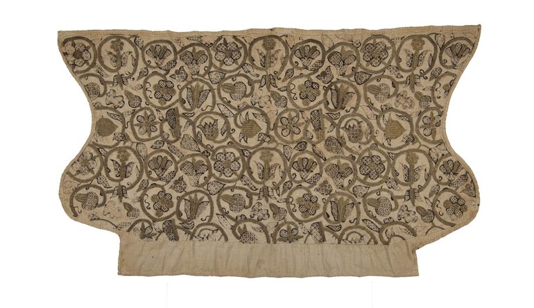 SBT 1994-31: An early seventeenth-century coif cap with blackwork and gilt thread embroidered flowers, 24 x 42 cm, 1600-30, The Shakespeare Birthplace Trust.