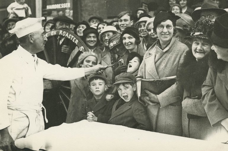 sbt-dr641-1-66-samples-of-ox-roast-at-mop-fair-1934.jpg