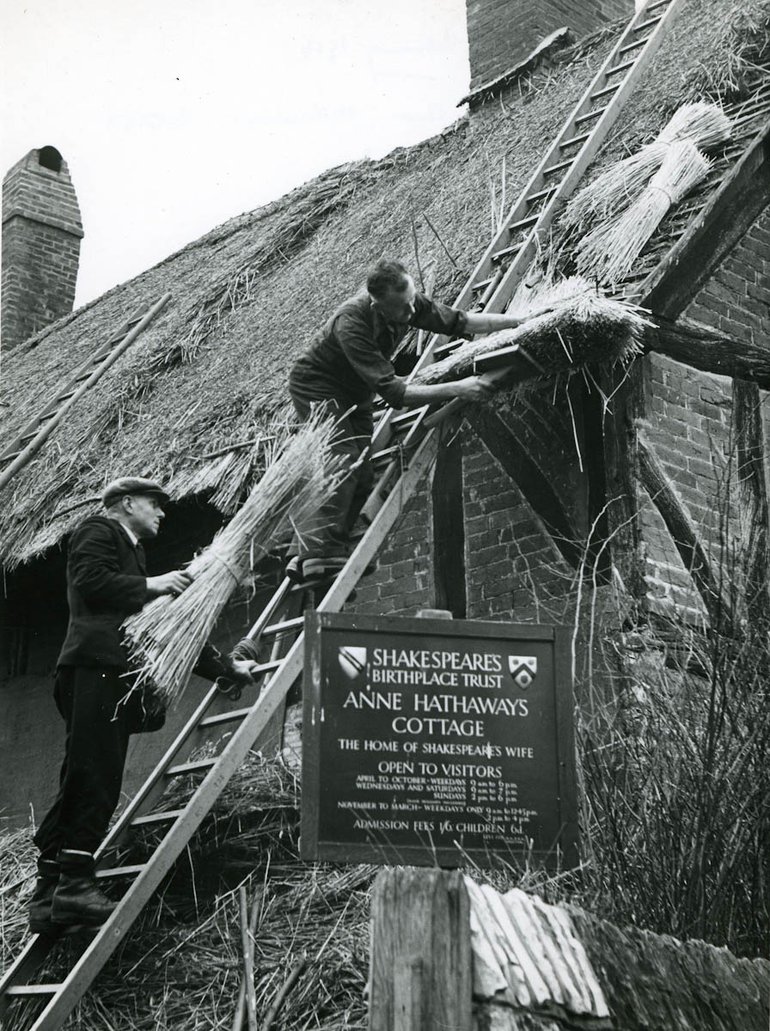 Rethatching Anne Hathaway's Cottage post fire.