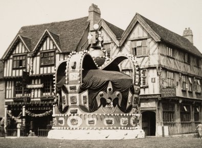 St Edwards Crown at Top of Bridge Street